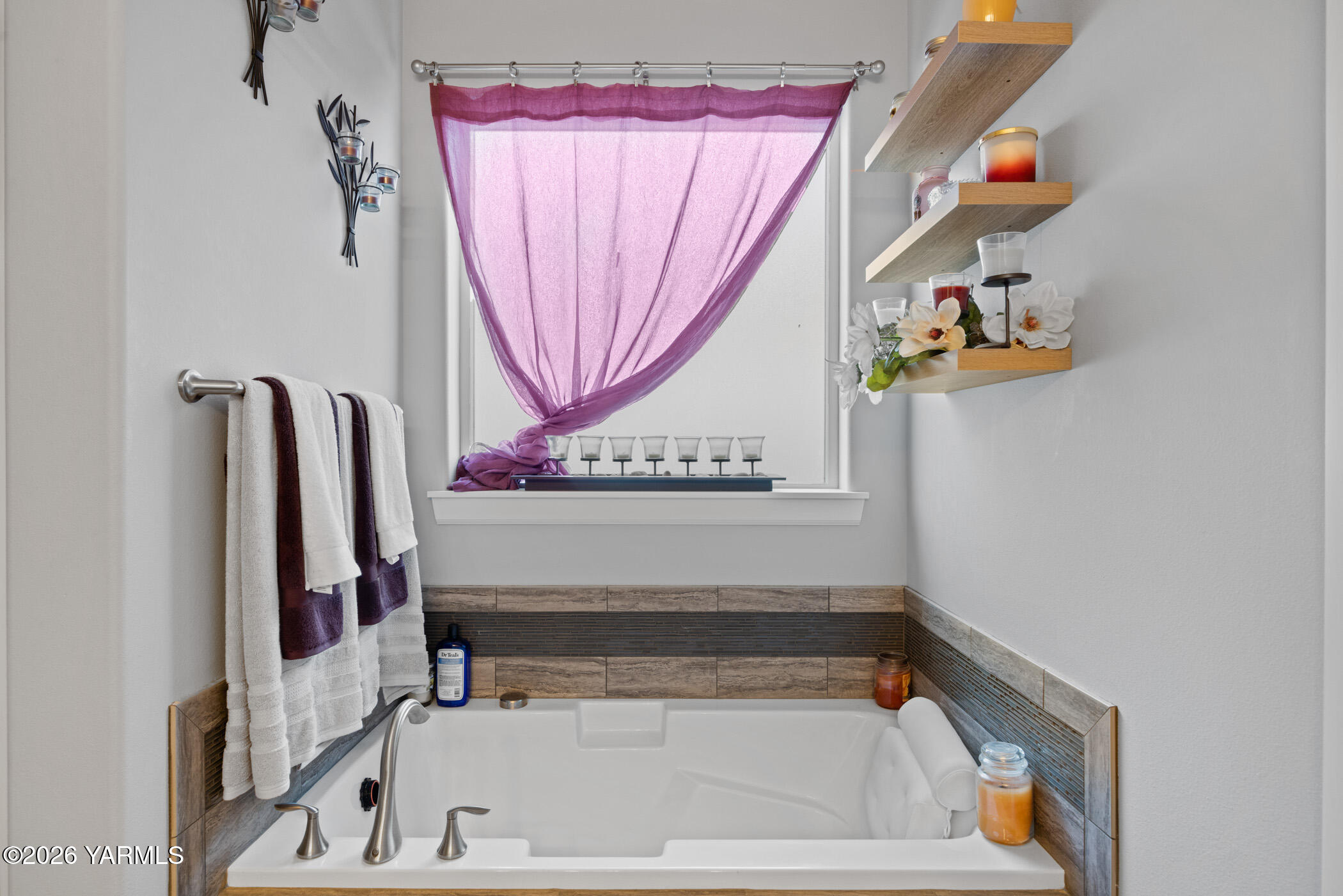 1425 Valhalla Loop Selah, WA 98942 - Photo 23 of 33 a bathroom with a bathtub and a shower