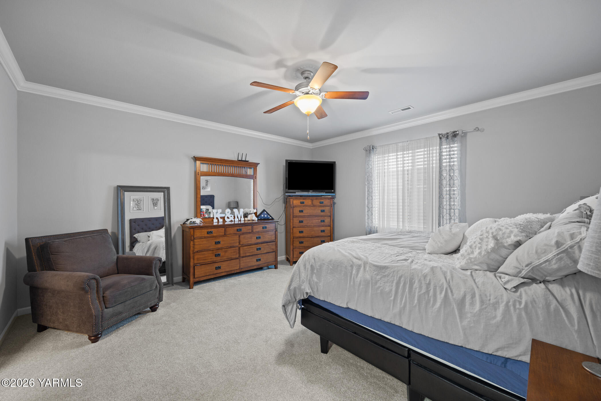 1425 Valhalla Loop Selah, WA 98942 - Photo 25 of 33 a bedroom with furniture and a flat screen tv