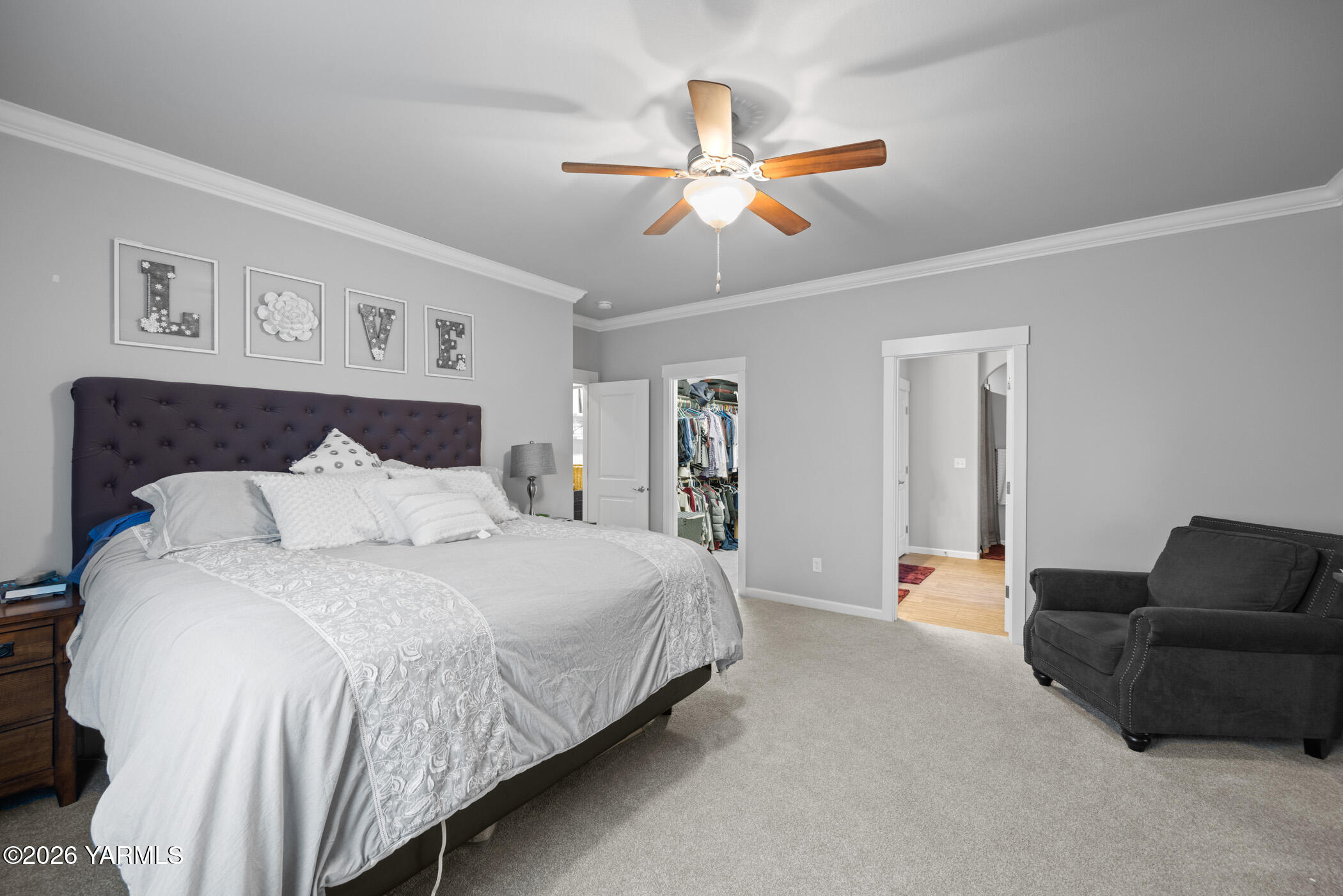 1425 Valhalla Loop Selah, WA 98942 - Photo 26 of 33 a spacious bedroom with a bed and furniture