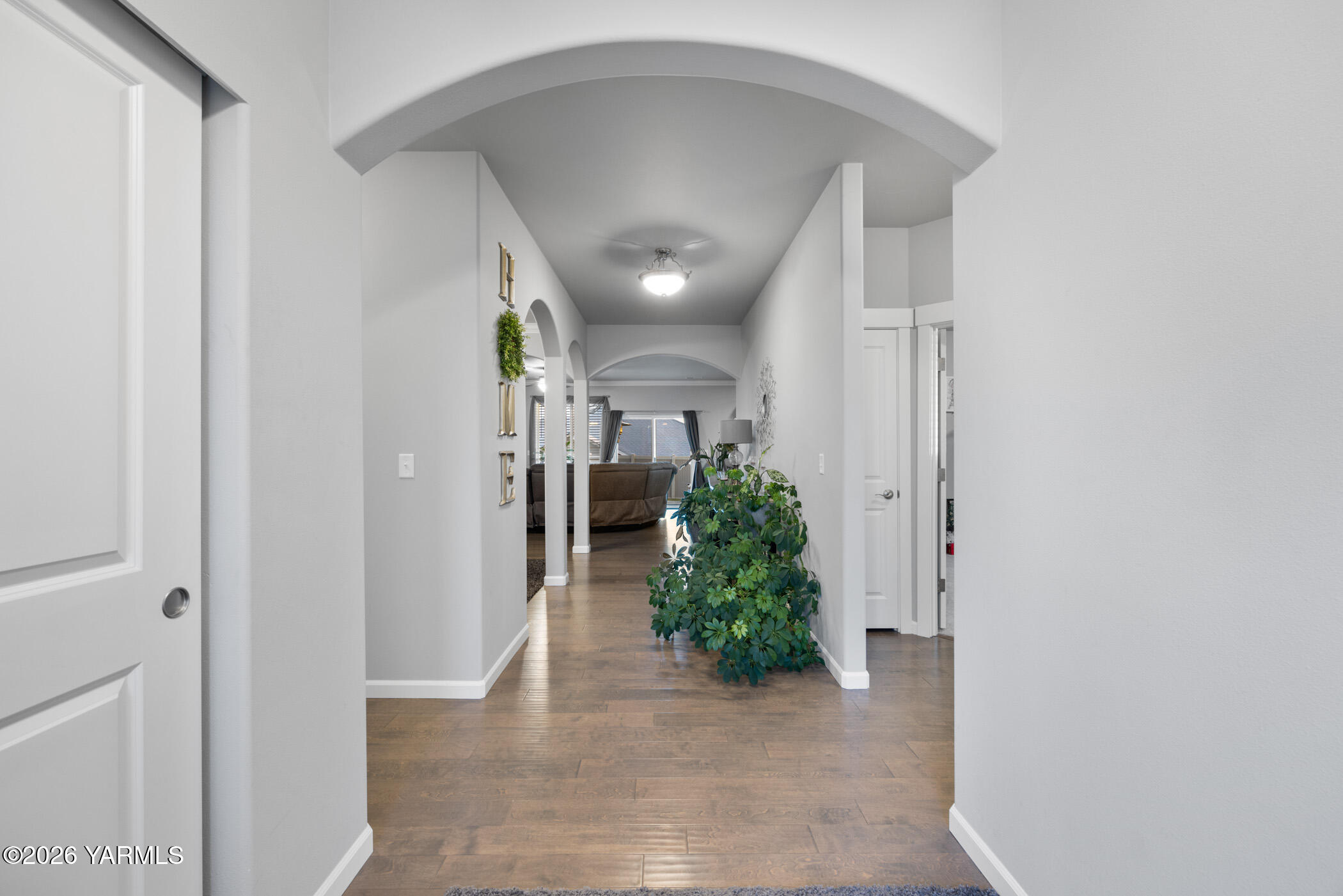 1425 Valhalla Loop Selah, WA 98942 - Photo 3 of 33 a view of a hallway