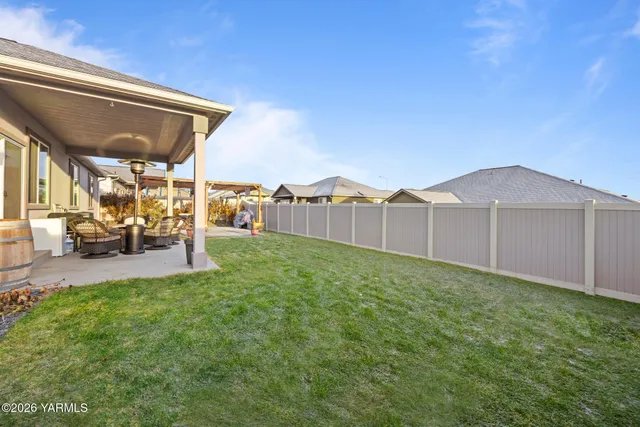 a view of a backyard