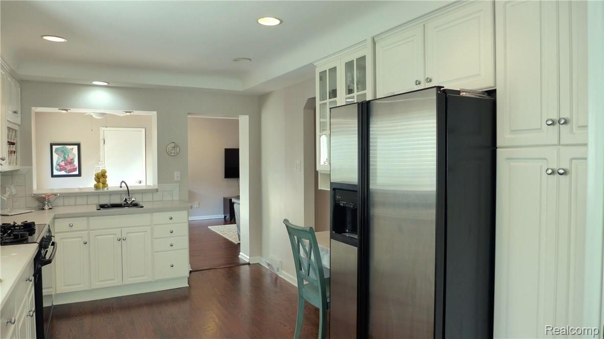 1806 Prestwick Road Grosse Pointe, MI 48236 - Photo 3 of 18 More kitchen with planning desk,open to family room.