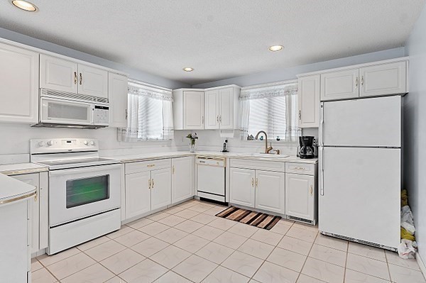 44 Hampshire Road Peabody, MA 01960 - Photo 11 of 40 Gallery Image 11