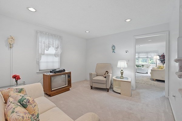 44 Hampshire Road Peabody, MA 01960 - Photo 5 of 40 Gallery Image 5