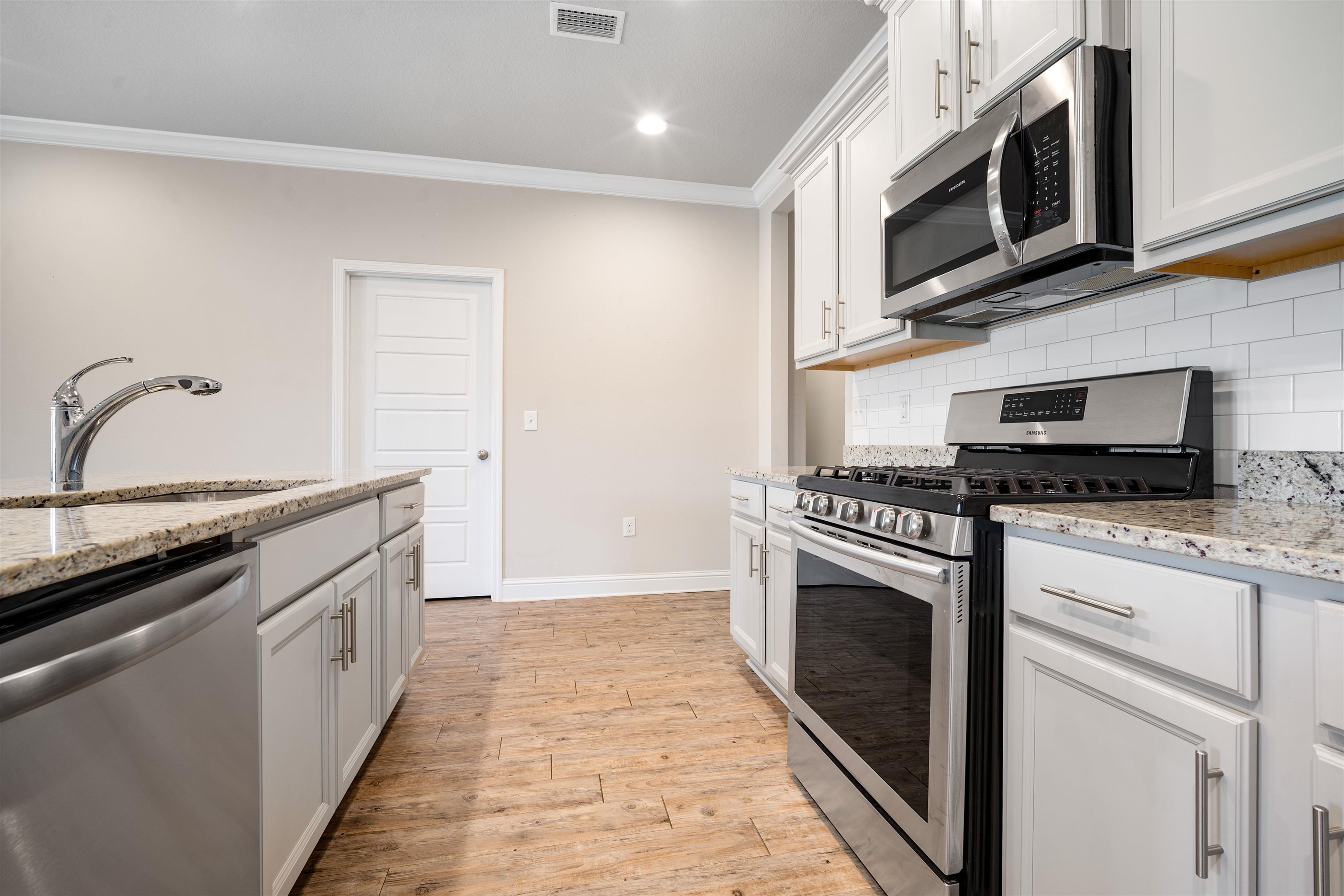 24479 Kipling Court Daphne, AL 36526 - Photo 7 of 41 Kitchen