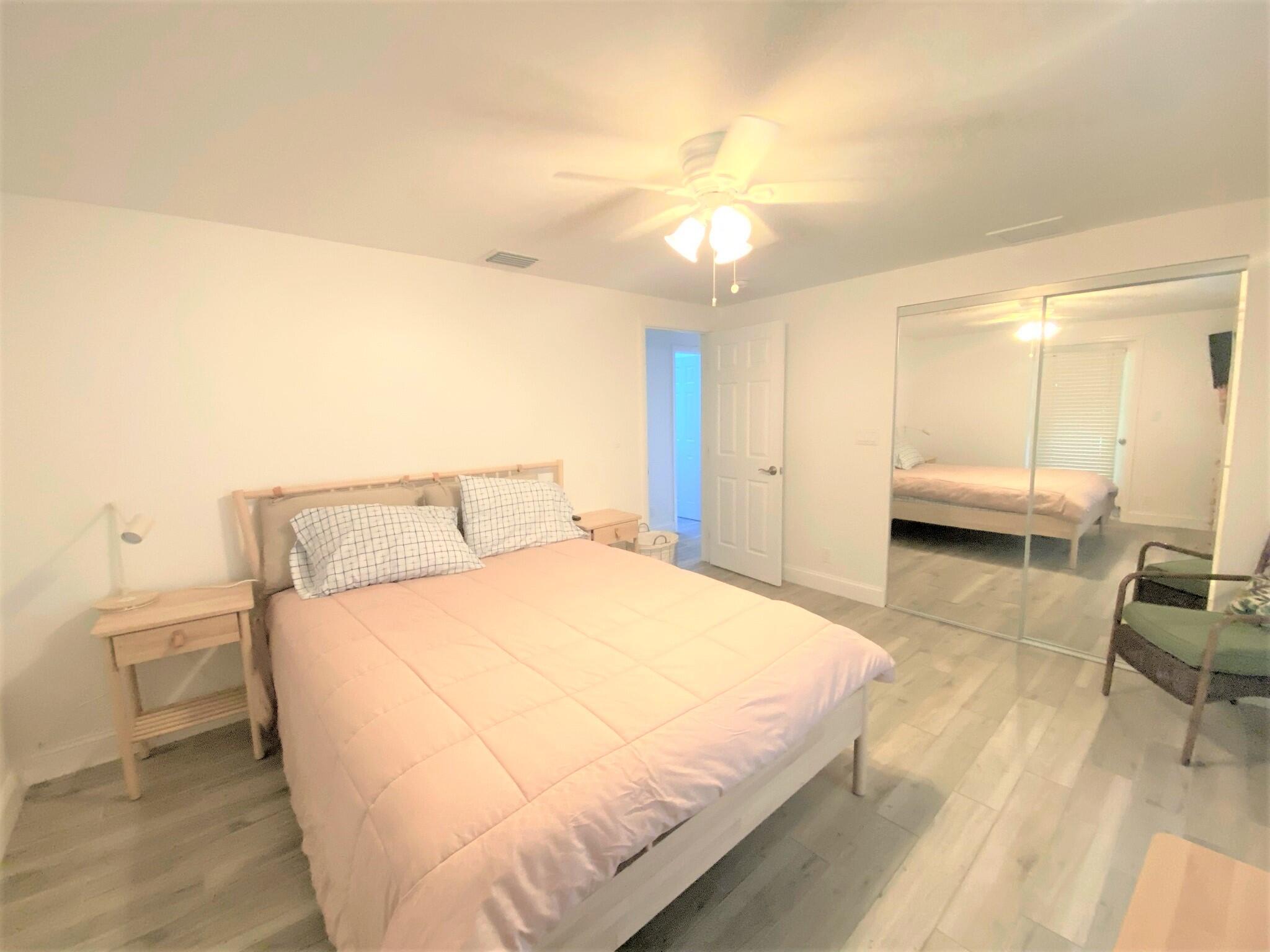 27035 Dolphin Road Summerland Key, FL 33042 - Photo 5 of 15 27035 Dolphin queen bed