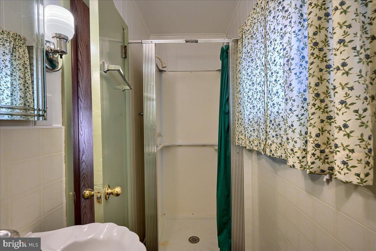 39 North Reamstown Road Reamstown, PA 17567 - Photo 6 of 32 Shower