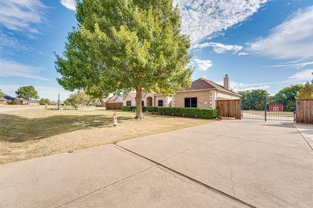 $550,000 | 300 Springfield Lane, Red Oak, TX 75165