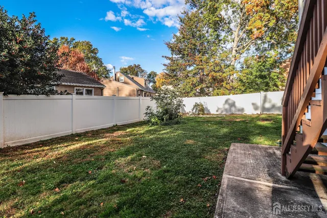 a view of a backyard