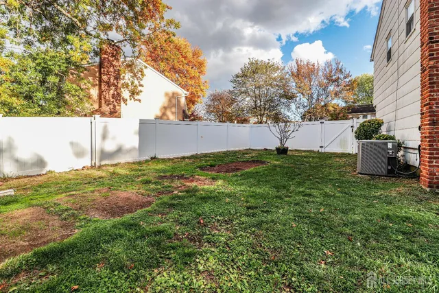 a view of a backyard