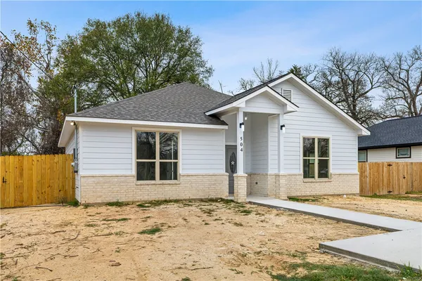 $205,000 | 504 West 10th Street, Hearne, TX 77859