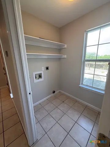 a view of empty room with window