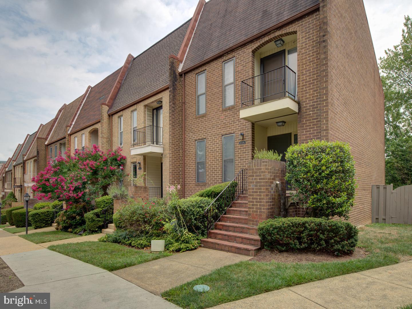1737 Cy Court Vienna, VA 22182 - Photo 3 of 61