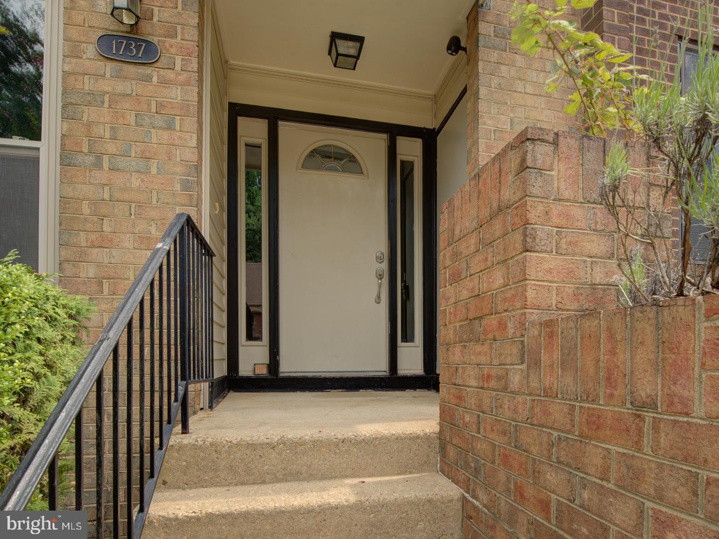 1737 Cy Court Vienna, VA 22182 - Photo 5 of 61