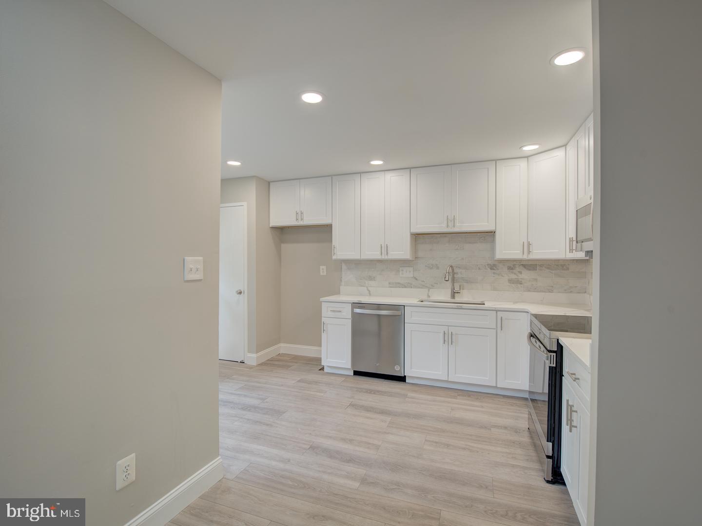 1737 Cy Court Vienna, VA 22182 - Photo 7 of 61