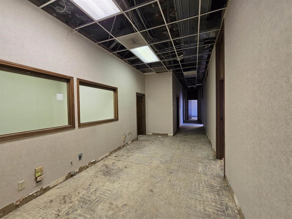 109 North Main Street, Unit C6 Memphis, TN 38103 - Photo 20 of 25 a view of hallway with windows