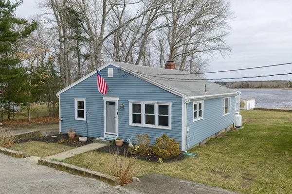 a view of a house with a yard