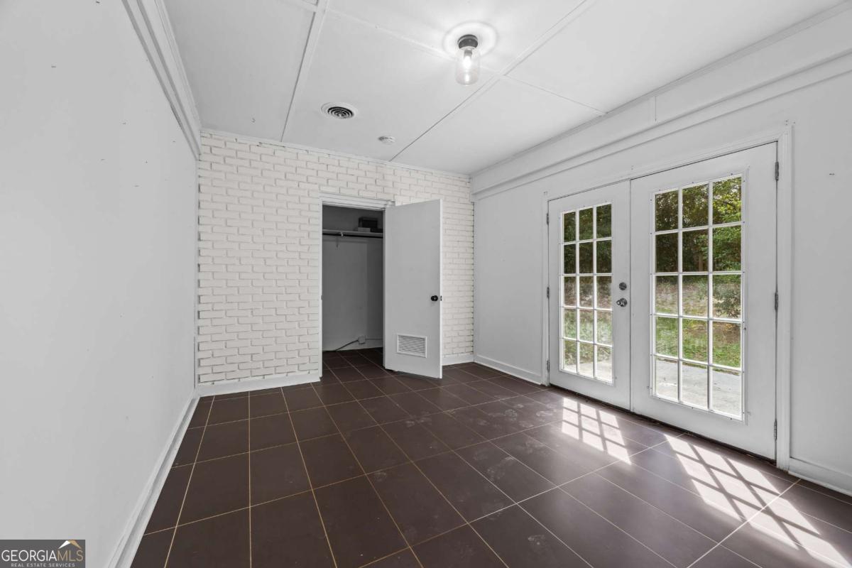 110 Valley Road Toccoa, GA 30577 - Photo 31 of 39 an empty room with windows