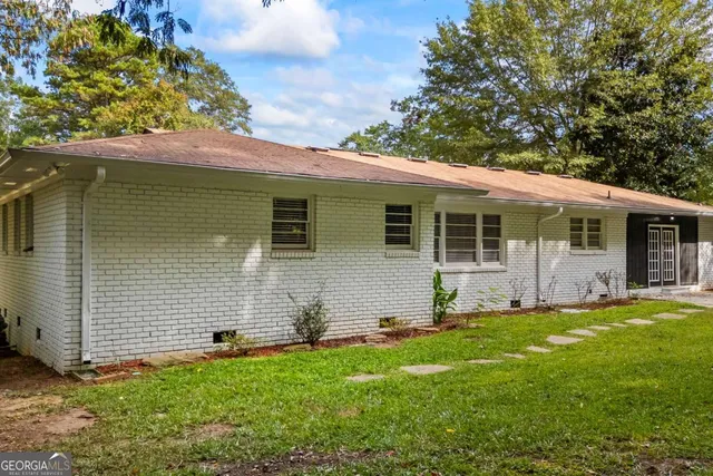 a view of a house with a yard