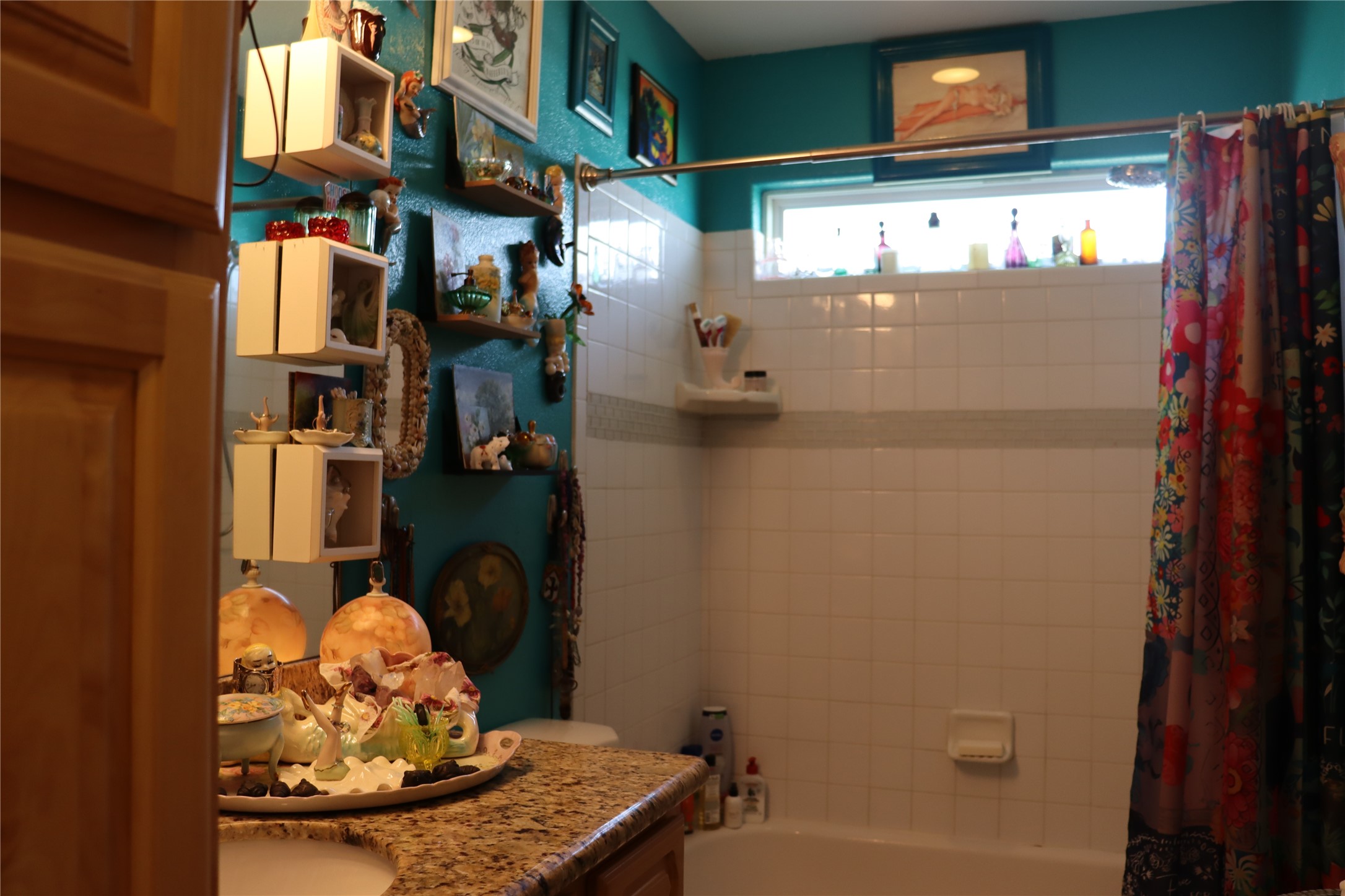 4123 Reeves Drive Galveston, TX 77554 - Photo 12 of 28 Hall bath. Tub/shower combo.