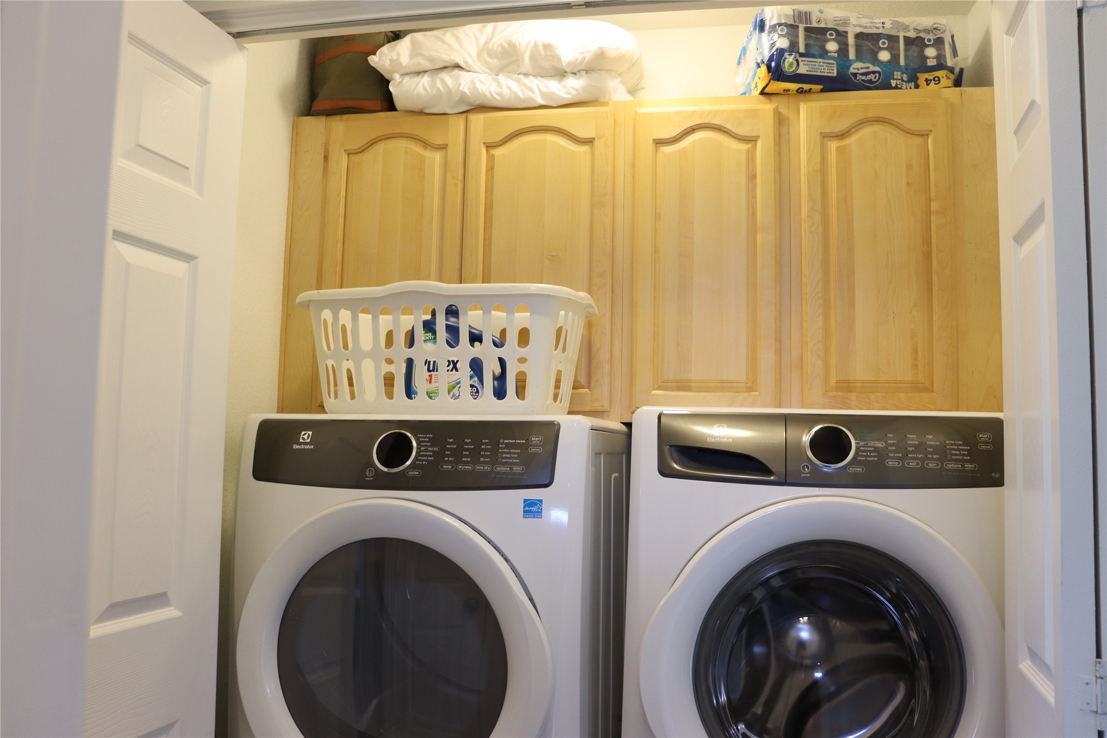 4123 Reeves Drive Galveston, TX 77554 - Photo 14 of 28 a utility room with dryer and washer