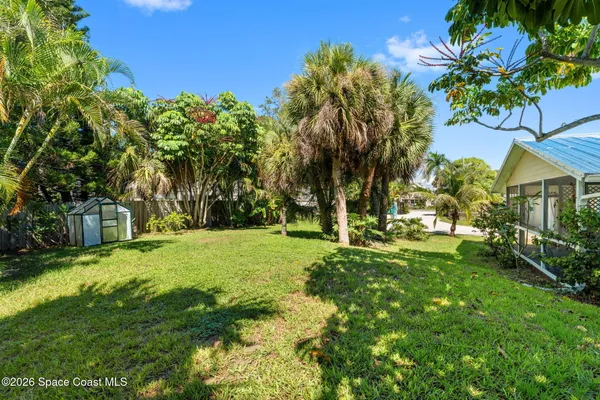 a view of a house with backyard