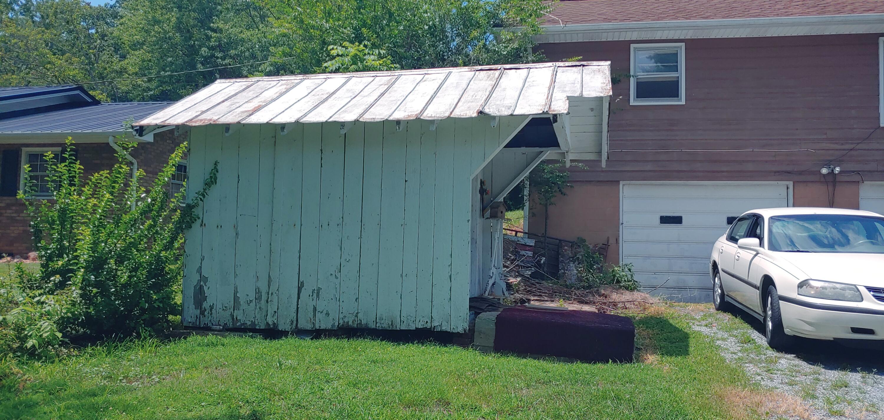 112 Lyons Road Hampton, TN 37658 - Photo 3 of 17 0726231343a_HDR