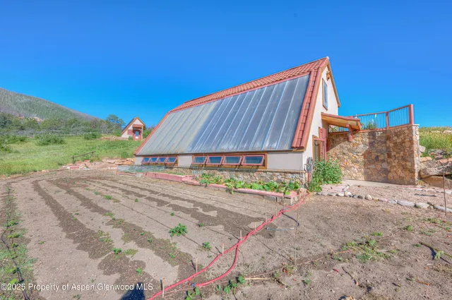 a view of a multi story building