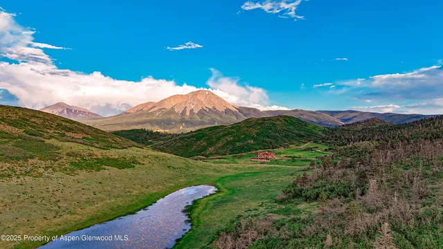 a view of a back yard