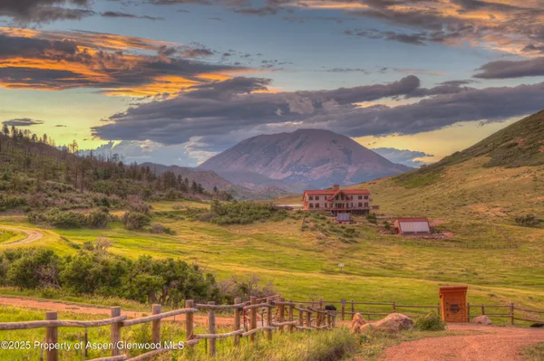 a view of a back yard