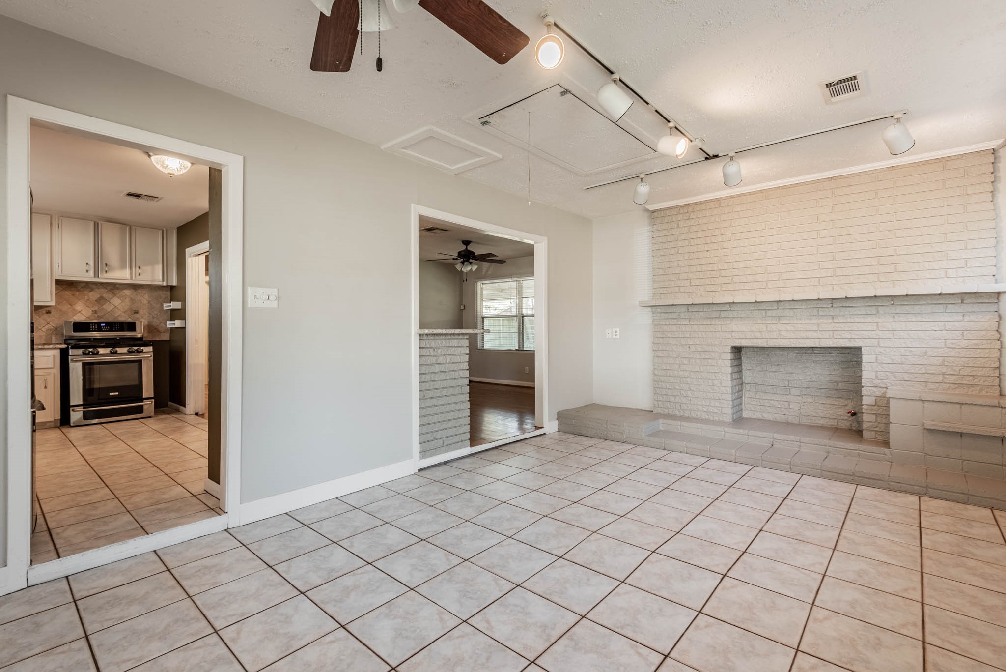 1439 Richelieu Lane Houston, TX 77018 - Photo 3 of 14 Gallery Image 3