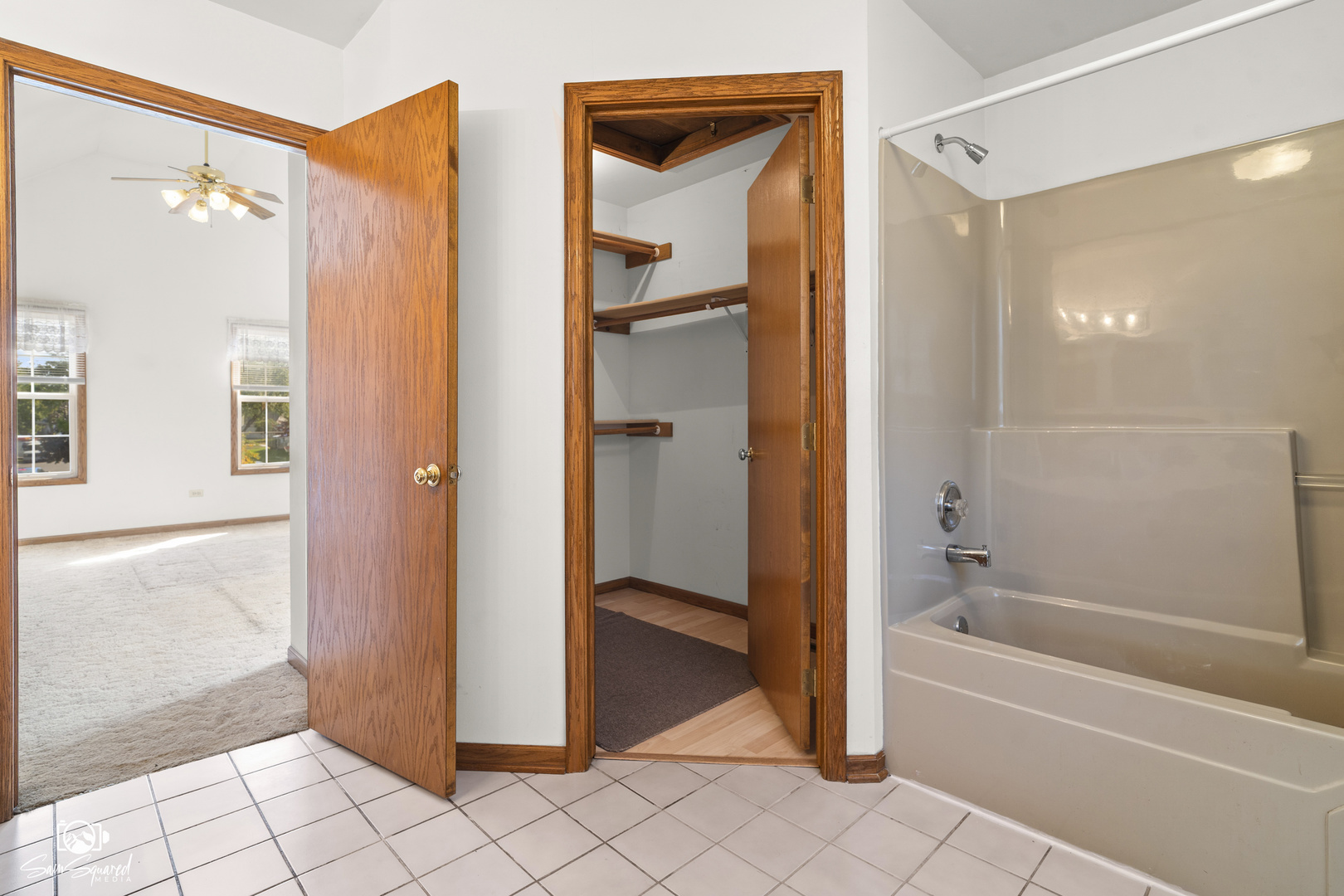 3209 Sunset Court Crest Hill, IL 60403 - Photo 33 of 38 a bathroom with a bathtub and a shower