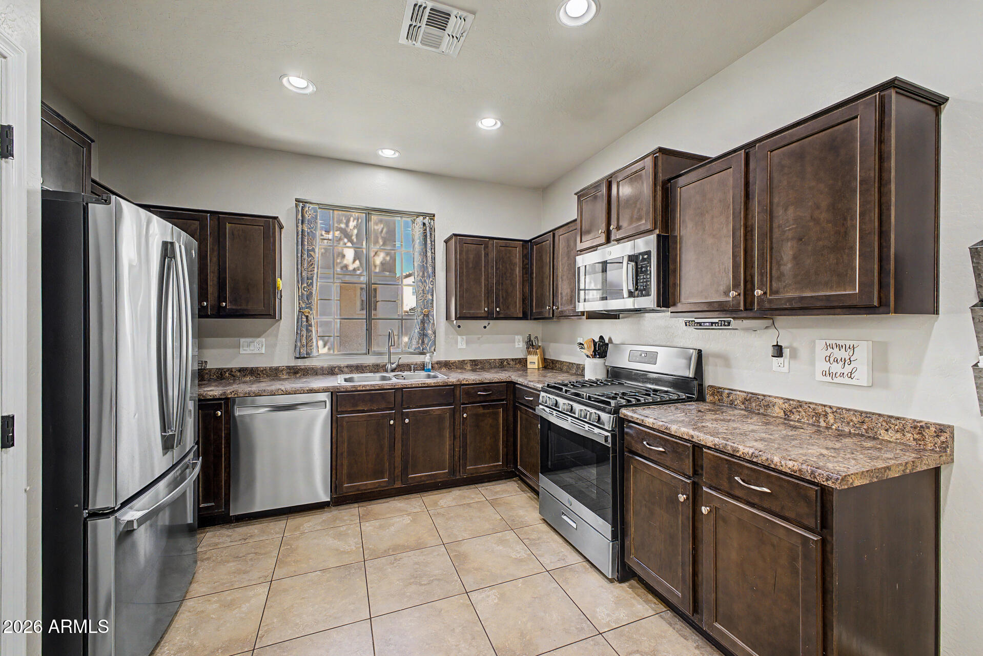 3467 South Bandit Road Gilbert, AZ 85297 - Photo 7 of 49 kitchen