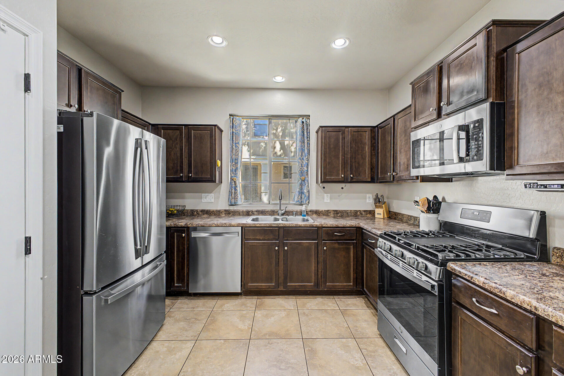 3467 South Bandit Road Gilbert, AZ 85297 - Photo 8 of 49 kitchen