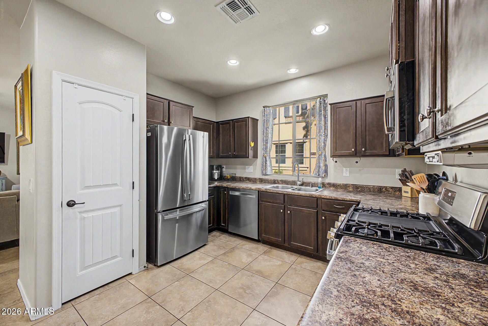 3467 South Bandit Road Gilbert, AZ 85297 - Photo 9 of 49 kitchen