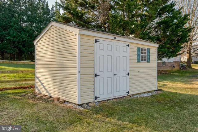 a sign that is on the side of the road