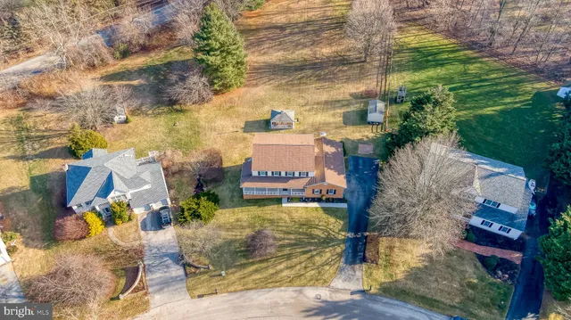a view of a yard with plants