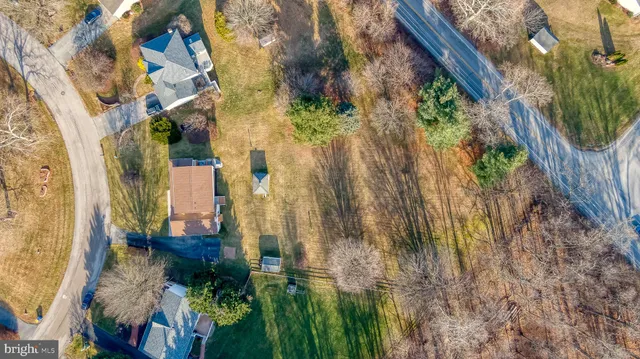 a view of a pathway with a yard