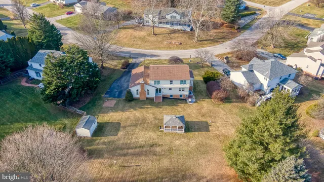 a black and white photo of a picture