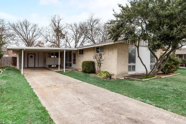 $2,000 | 1815 Spring Avenue, Carrollton, TX 75006