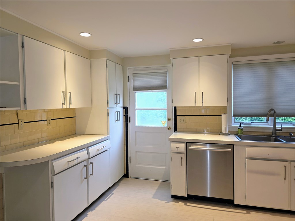 40 Russet Way Cranston, RI 02920 - Photo 10 of 35