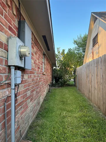 a view of a back yard of the house