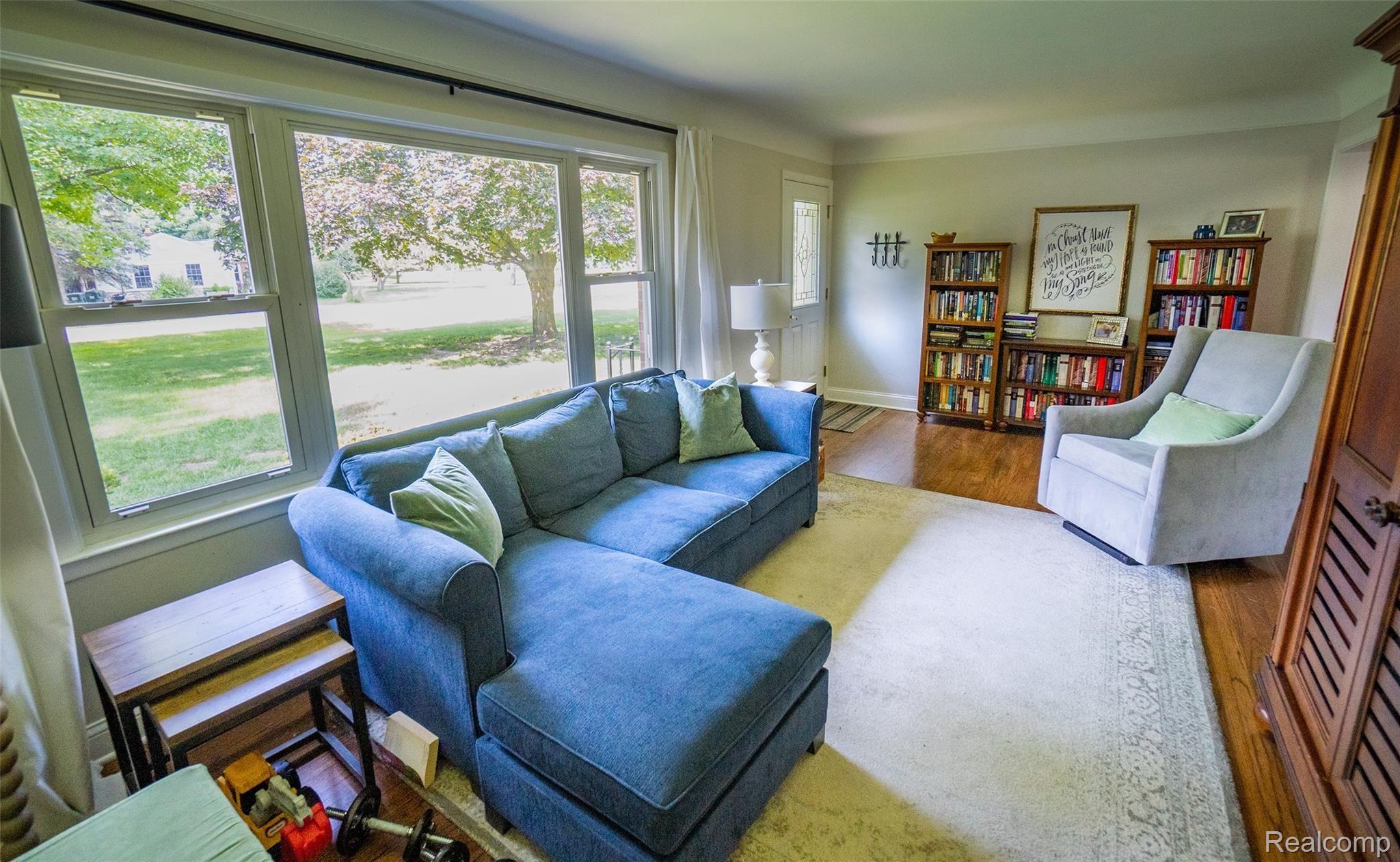 2923 Mohawk Lane Rochester, MI 48306 - Photo 5 of 12 Bright Living Room.