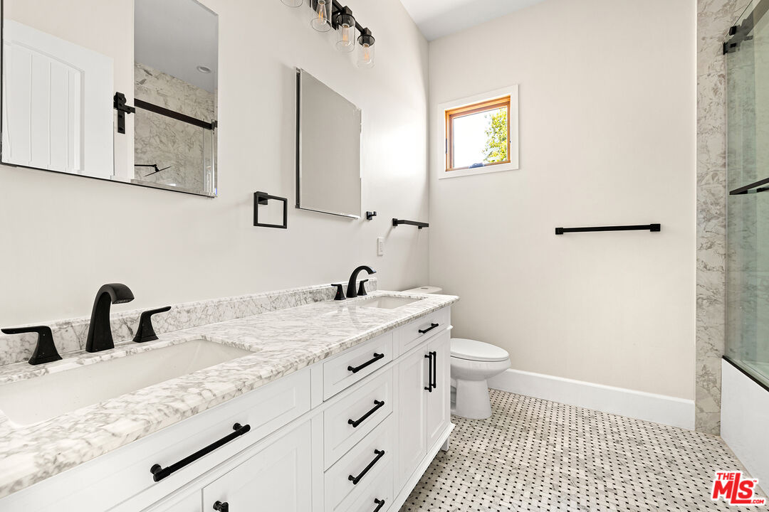 20329 Stagg Street Winnetka, CA 91306 - Photo 11 of 12