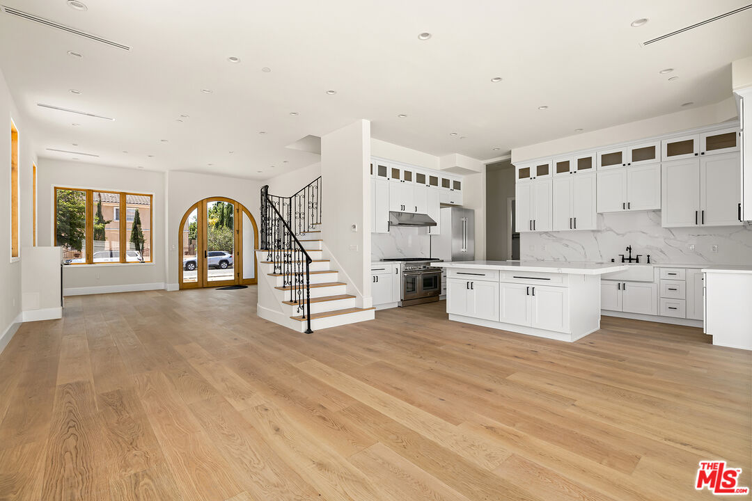 20329 Stagg Street Winnetka, CA 91306 - Photo 3 of 12