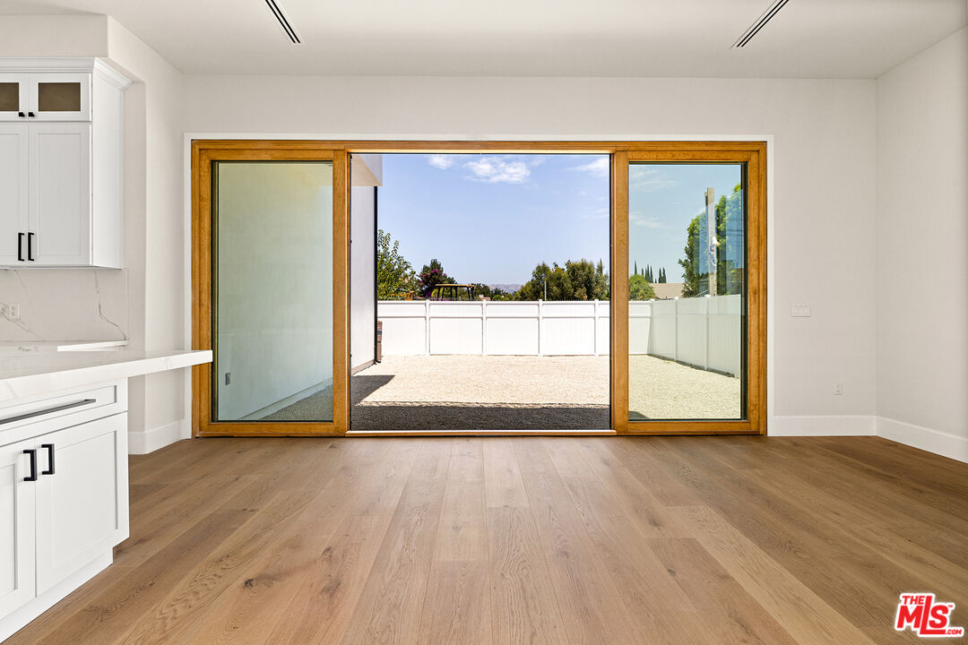 20329 Stagg Street Winnetka, CA 91306 - Photo 4 of 12