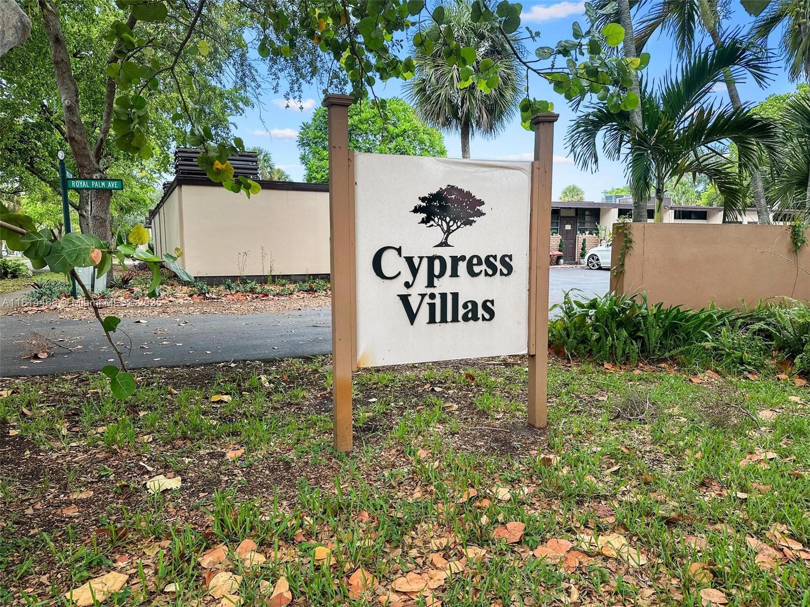 a sign that is sitting on a brick wall