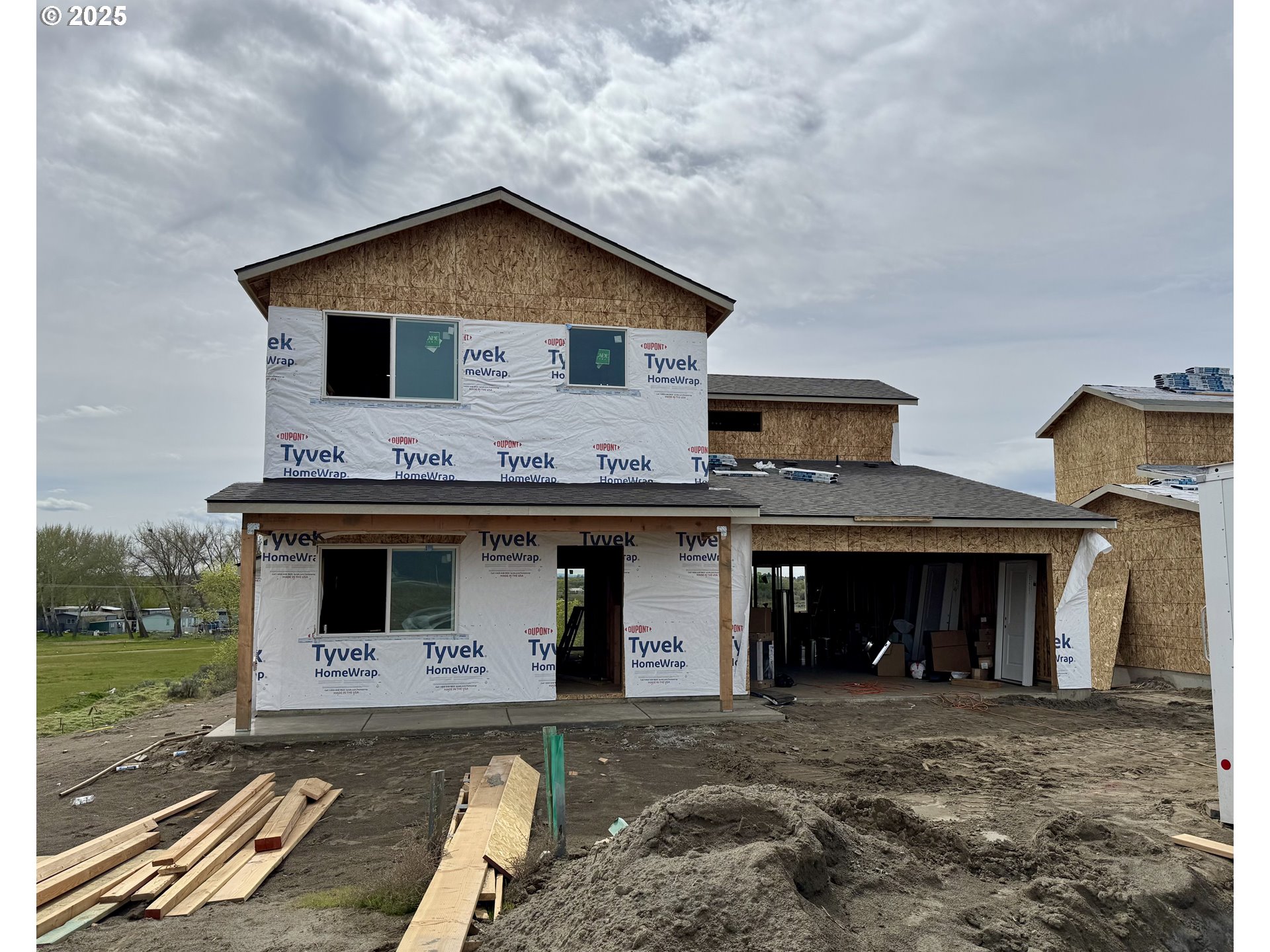 1734 Northeast 9th Street Hermiston, OR 97838 - Photo 1 of 31 a front view of a house with a yard
