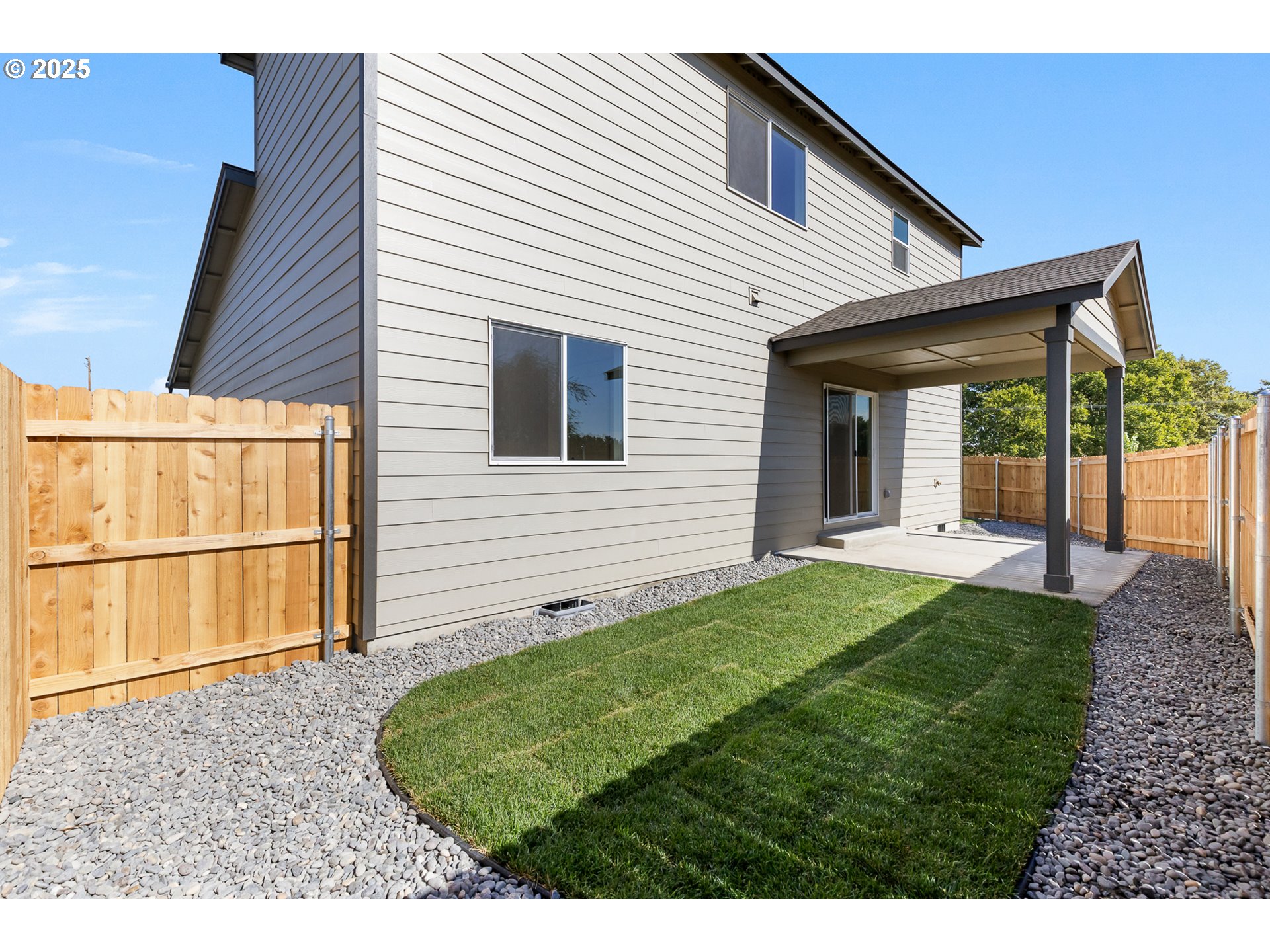 1734 Northeast 9th Street Hermiston, OR 97838 - Photo 28 of 31 a view of backyard of house and deck