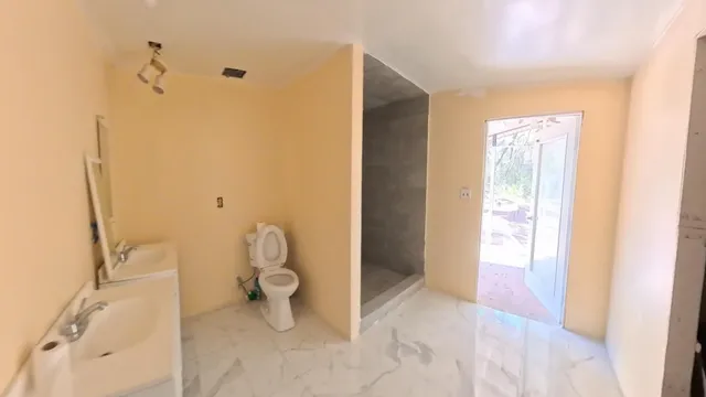 an empty room with windows and ceiling fan